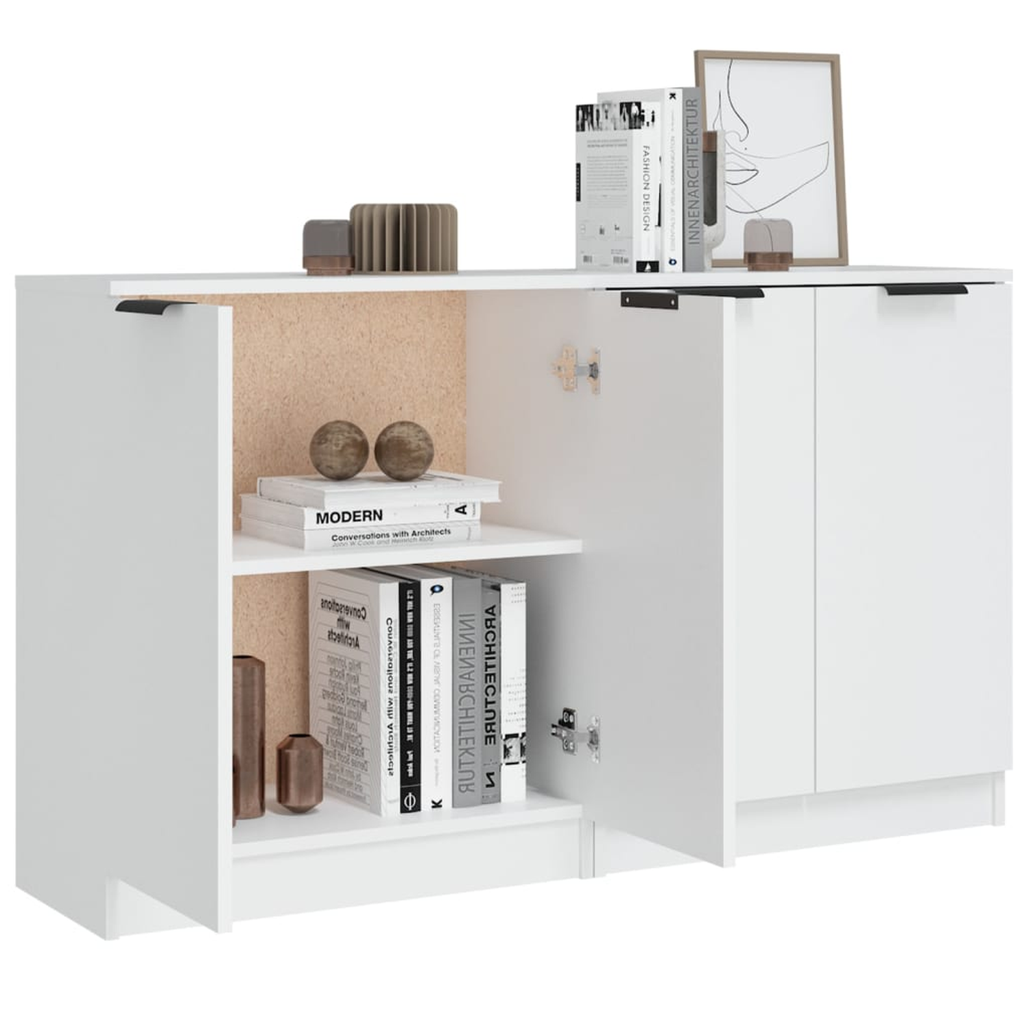 Ein weißer Schrank mit offenen Türen, der Regale mit Gegenständen wie Büchern und Dekoration zeigt.