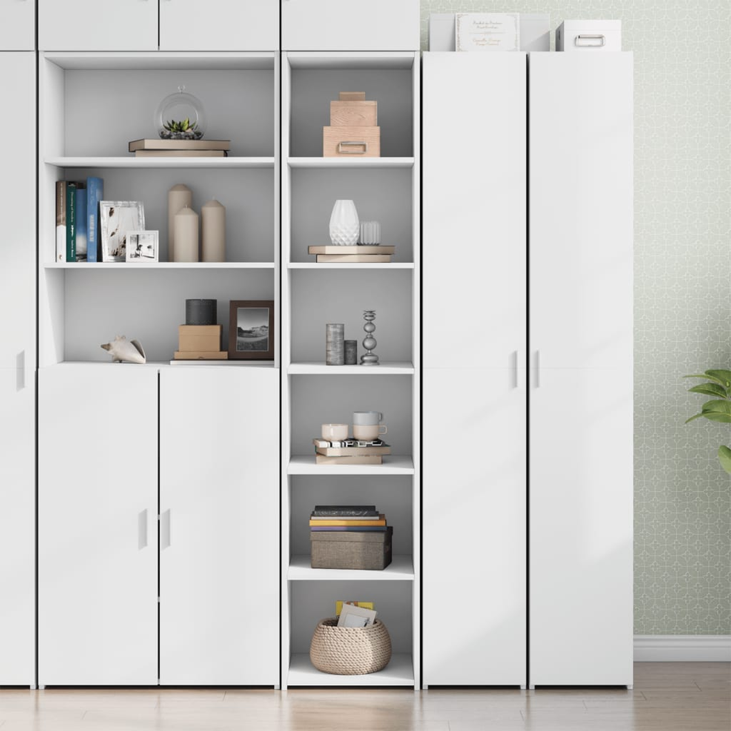Ein großer weißer Schrank mit Türen und offenen Regalen, gefüllt mit verschiedenen Gegenständen.