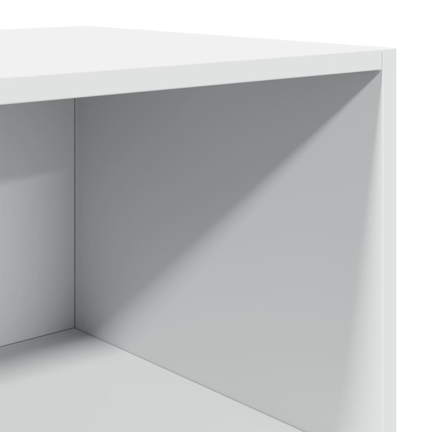 Ein leerer weißer Würfel mit einem dunklen Schatten auf der linken Seite der Innenfläche.