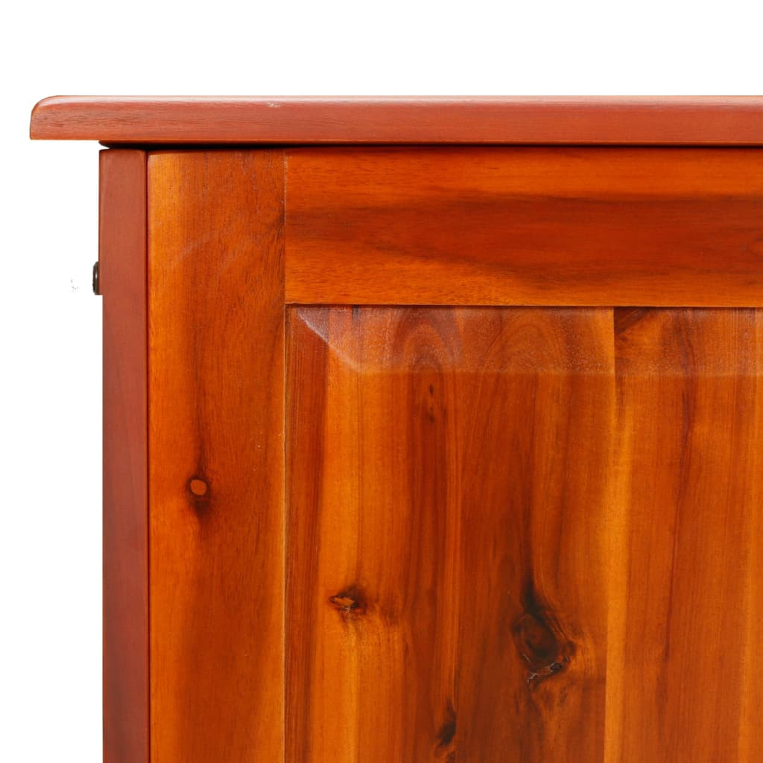 Nahaufnahme eines Holzschranks, der die Seite und die Oberseite zeigt. Das Holz ist rotbraun gebeizt.