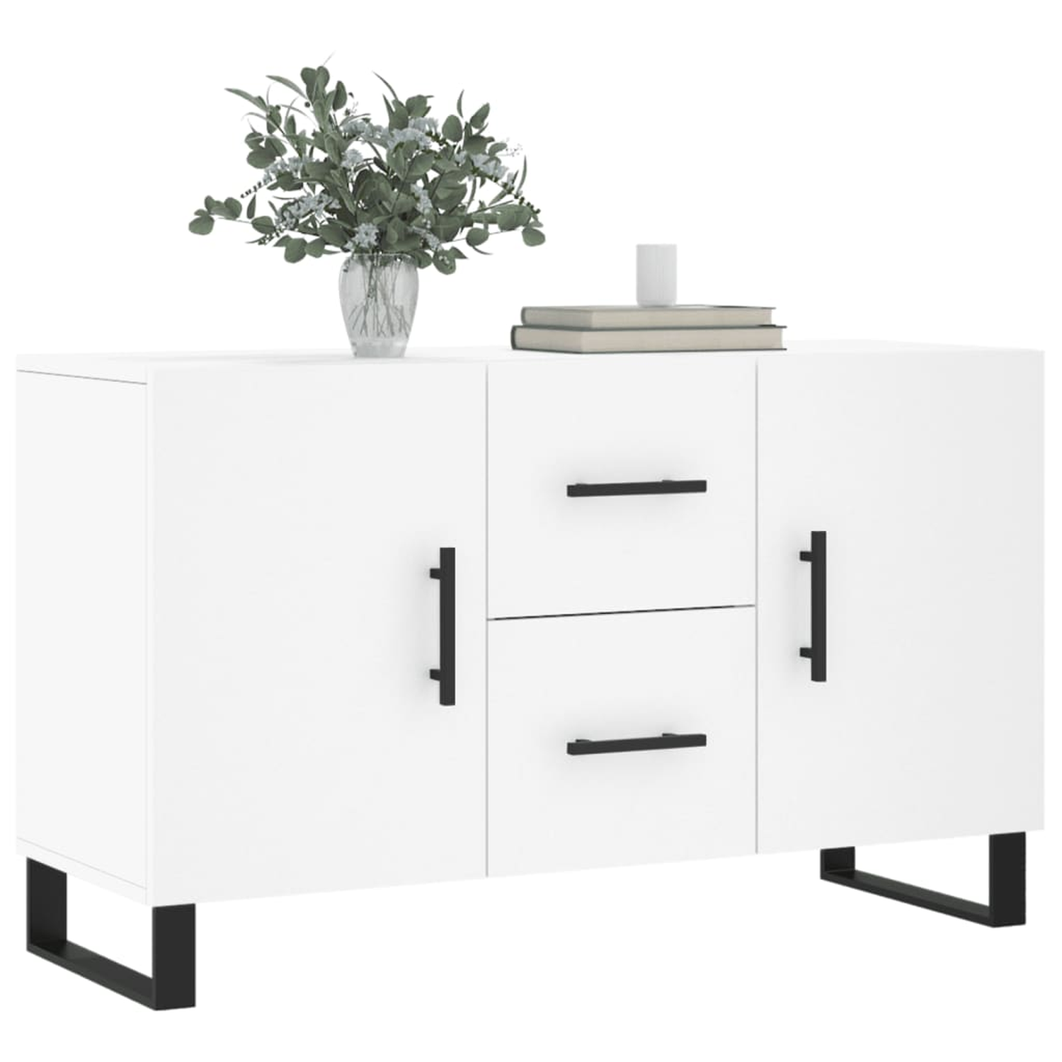 Weißes Sideboard mit schwarzen Beinen, Schubladen und Griffen. Eine Blumenvase steht oben.