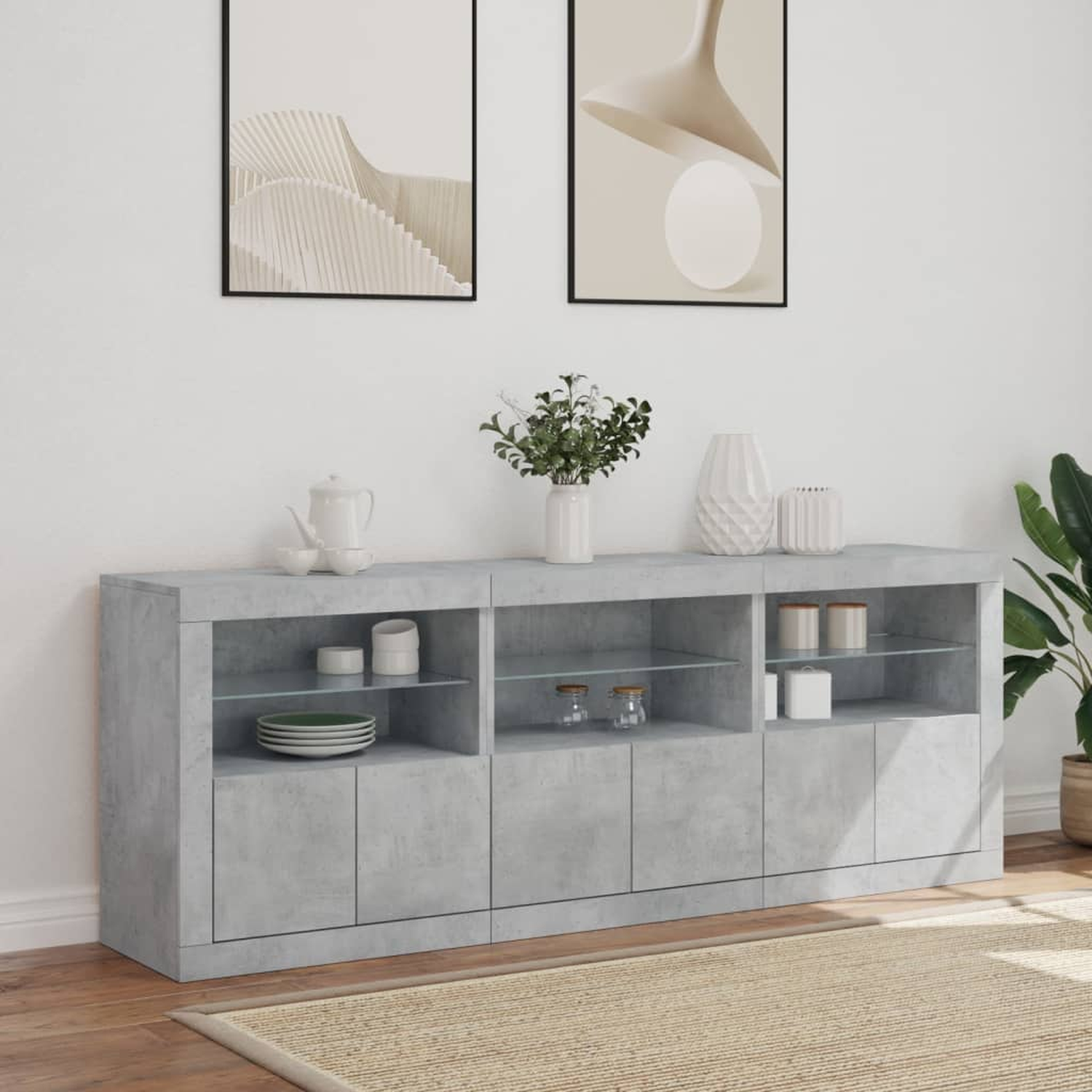 Ein grauer Schrank mit Glasböden und Türen, Dekoration und Kunstwerken auf einem Teppich.
