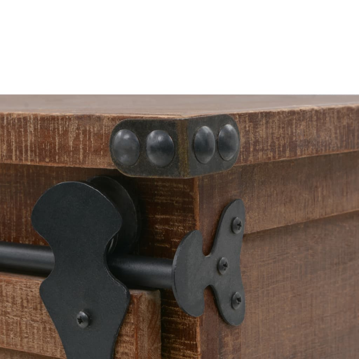 Nahaufnahme einer Holzkiste-Ecke mit dekorativen Metallecken und einem Metallgriff.