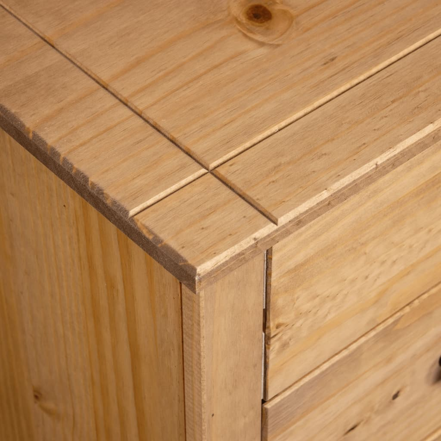 Nahaufnahme einer Holzkastenecke mit Maserung und Konstruktionsdetails.