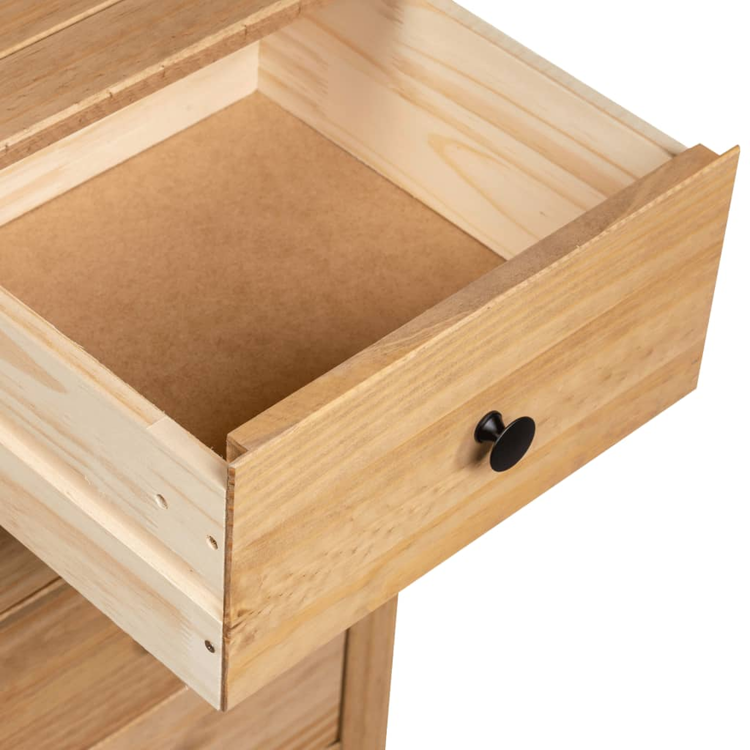 Offene Holzschublade mit braunem Innenraum. Schwarzer Knopf. Helle Holzfarbe.