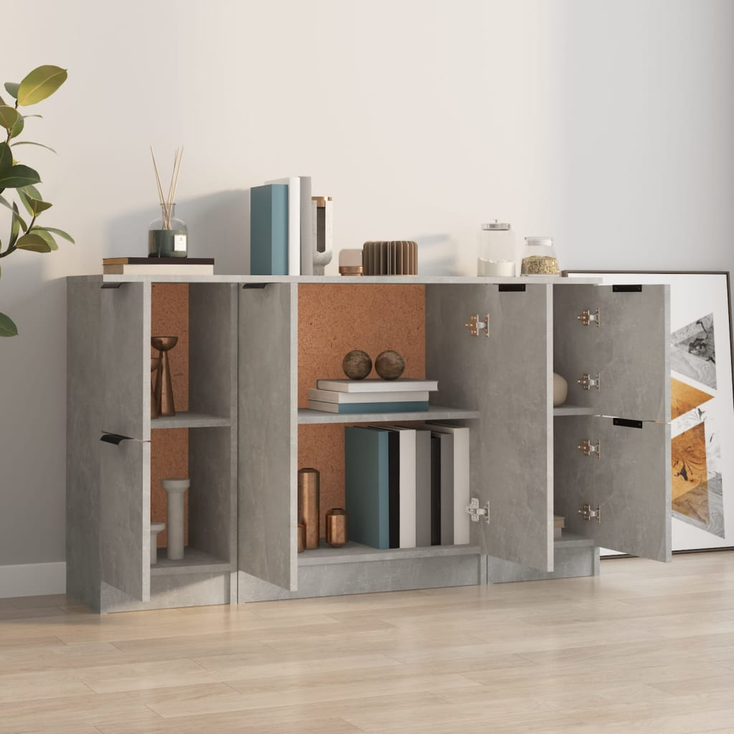 Ein Schrank mit grauem Äußeren, der Regale, Bücher und Dekorationen enthält, mit offenen Türen.