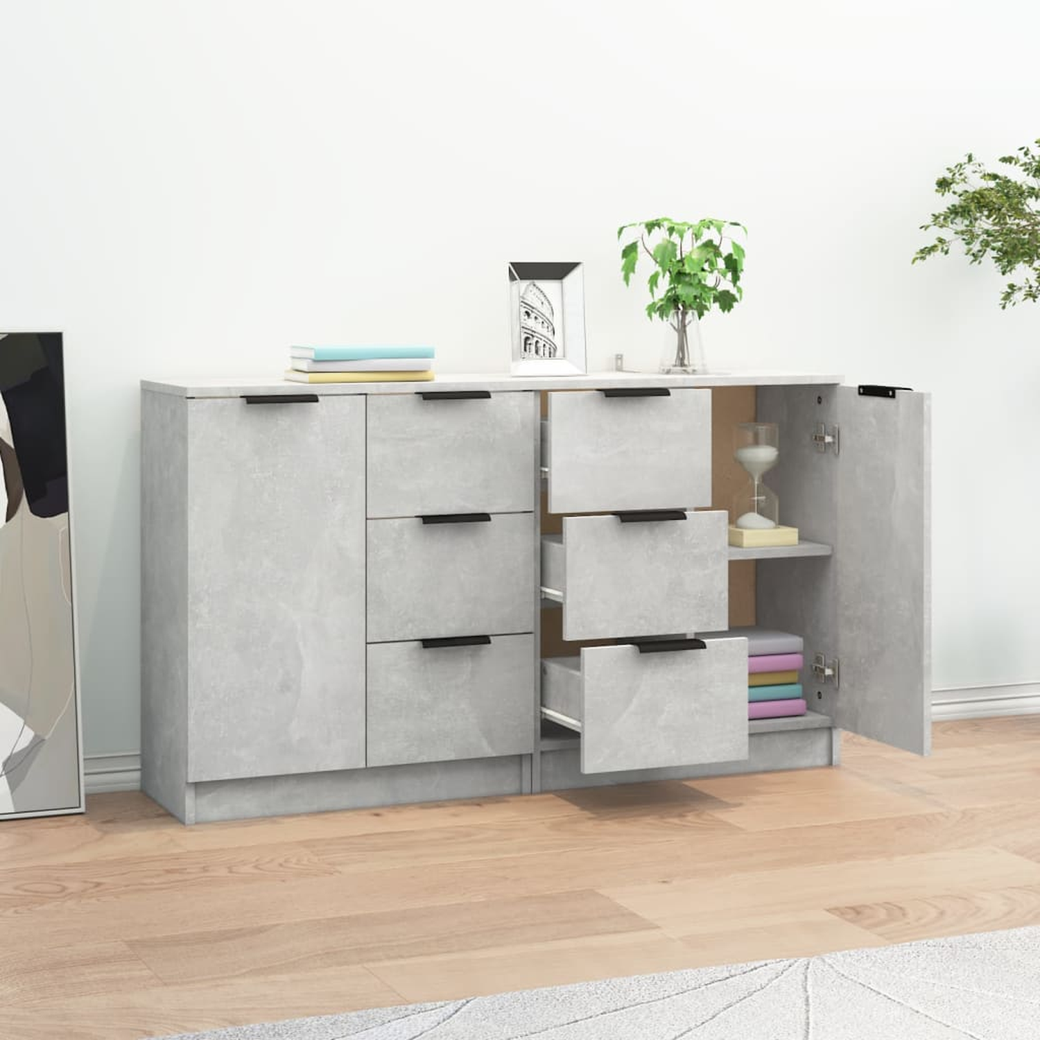 Grauer Schrank mit Schubladen und Türen. Holzfußboden. Bücher und Sanduhr im Regal. Weiße Wand.