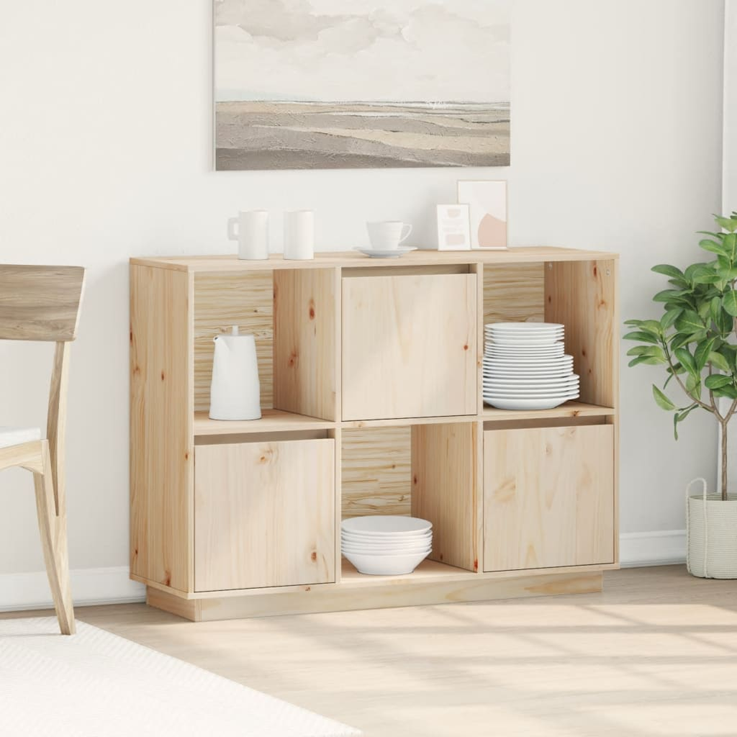 Ein Holzschrank mit sechs Fächern. Es gibt Geschirr und Dekorationen im Inneren.