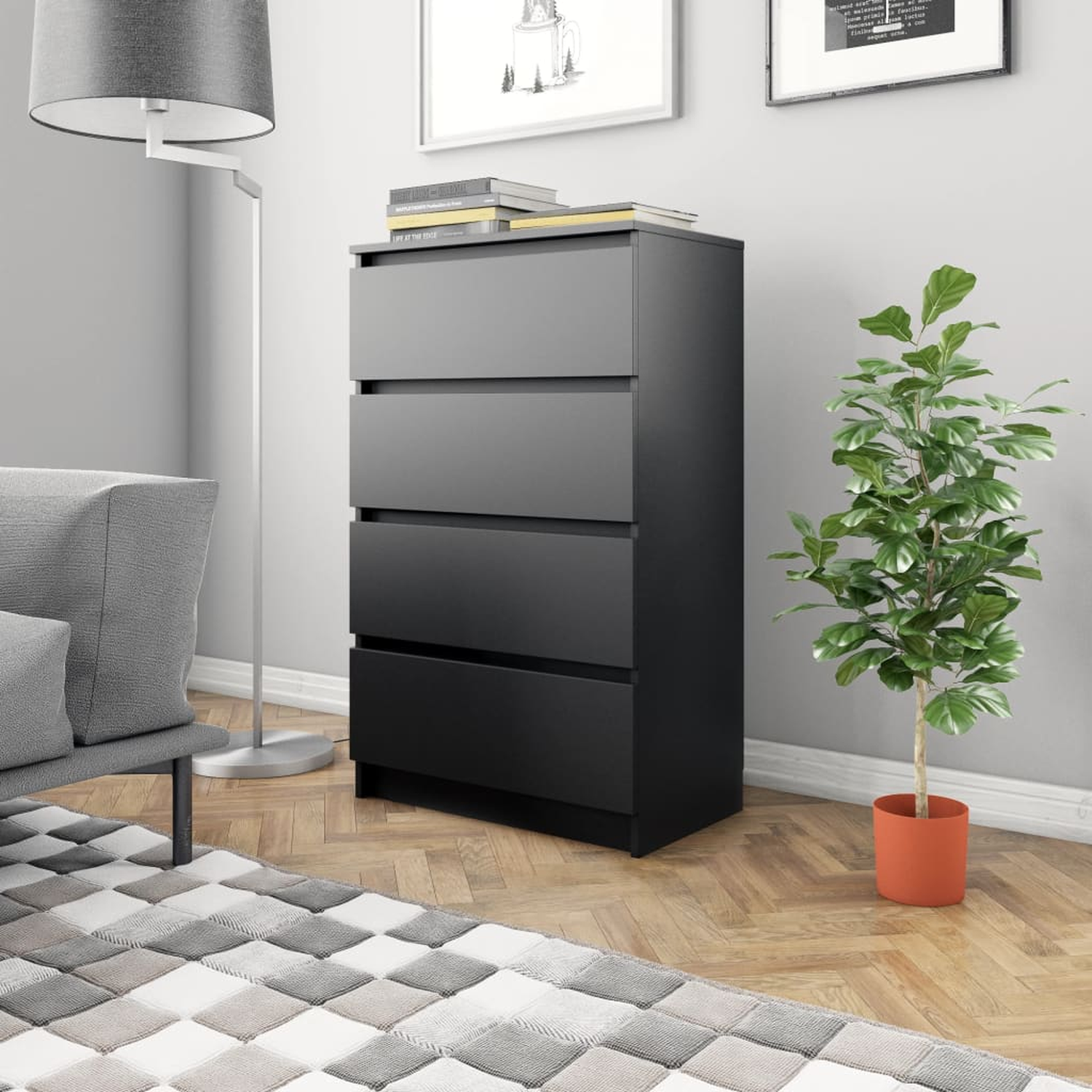 Schwarze Kommode mit vier Schubladen in einem Raum mit grauem Teppich.