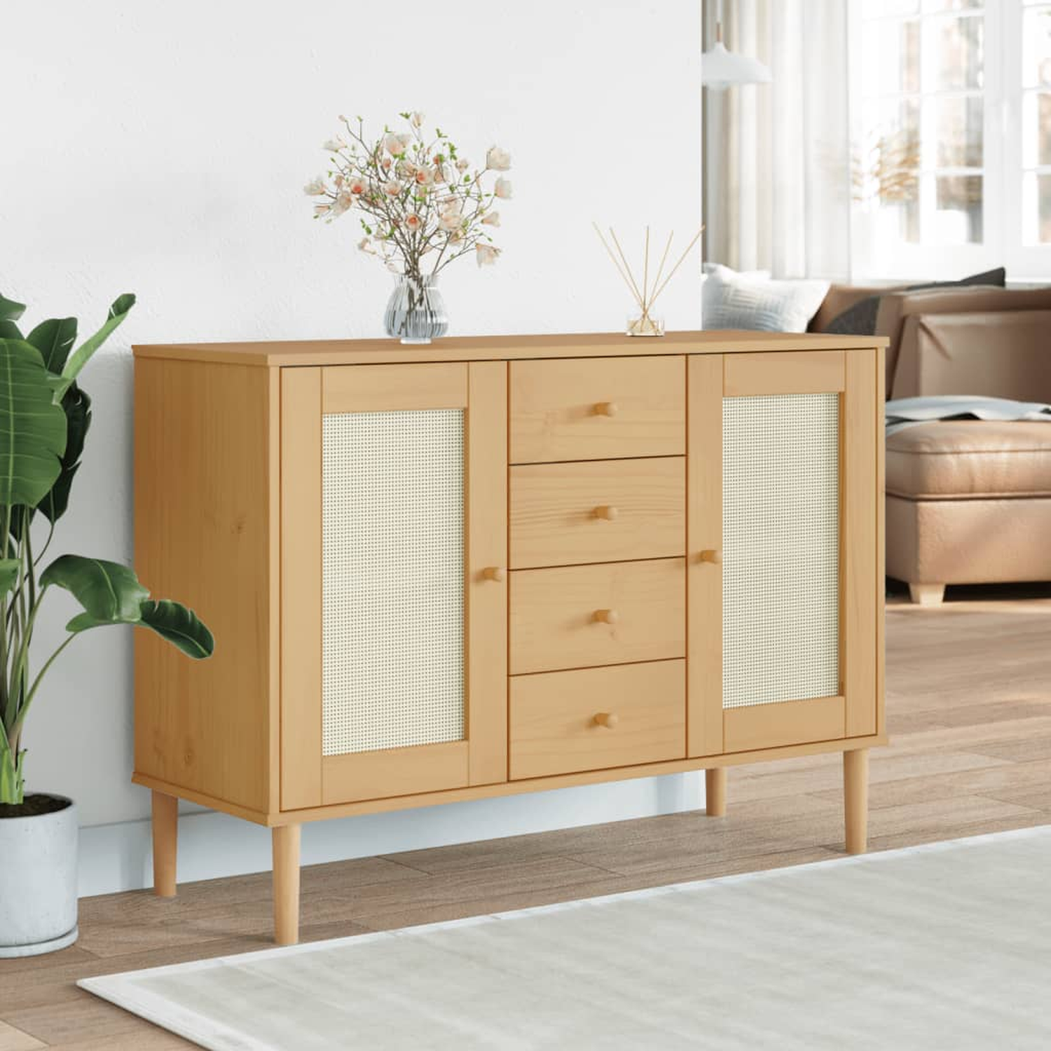 Holzschrank mit Schubladen und Türen, mit einer Blumenvase und Dekoration oben drauf.
