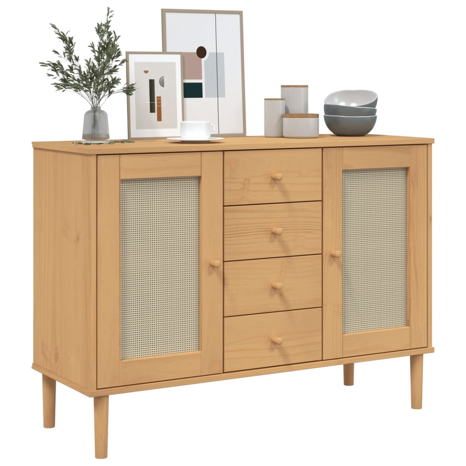 Holzsideboard mit zwei Türen und drei Schubladen. Oben Dekorartikel. Helle Holzfarbe.