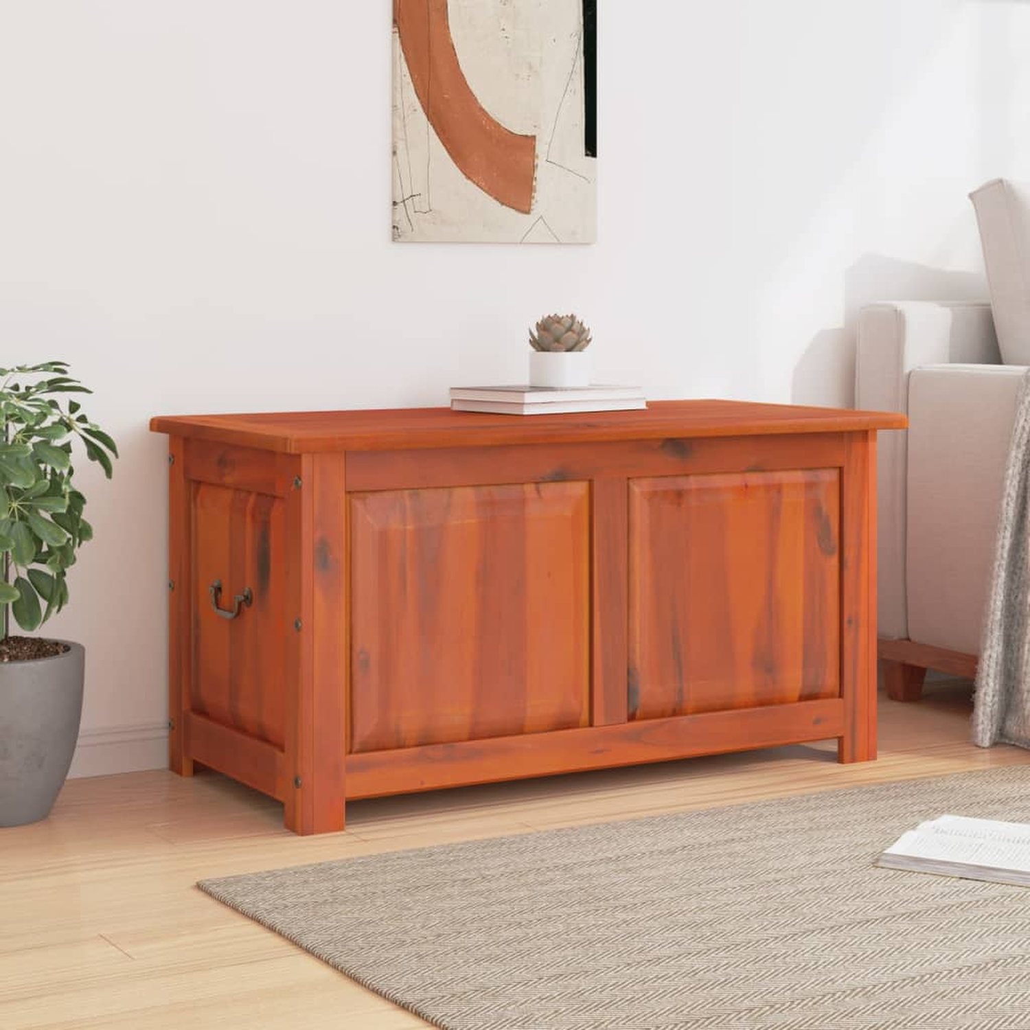 Holzkiste auf einem Teppich, mit einem Gemälde und einem Sofa im Hintergrund.