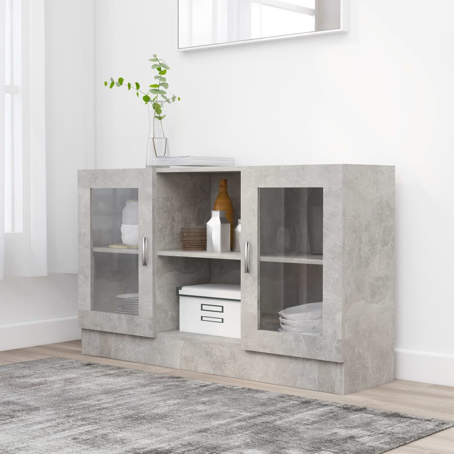 Grauer Schrank mit Glastüren, verschiedene Gegenstände im Inneren. Teppich auf dem Boden, Fenster und Wand im Hintergrund.