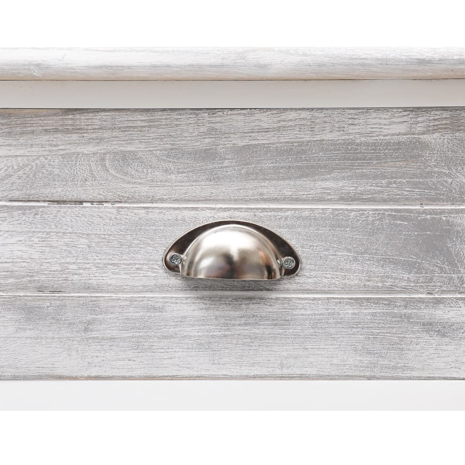 Holzschublade mit einem silbernen Griff.