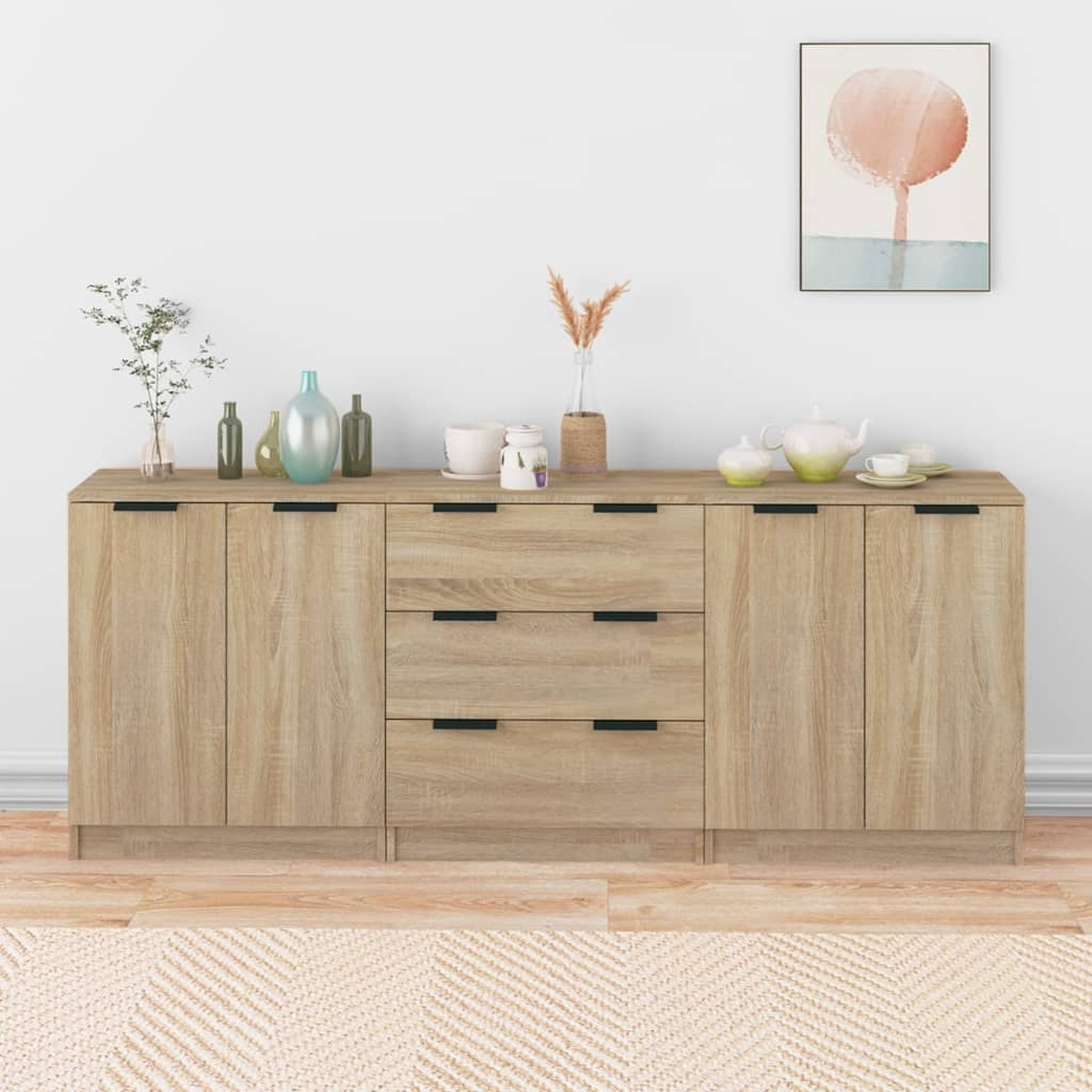 Holzschrank mit Schubladen und Türen. Er steht auf einem hellen Holzboden.