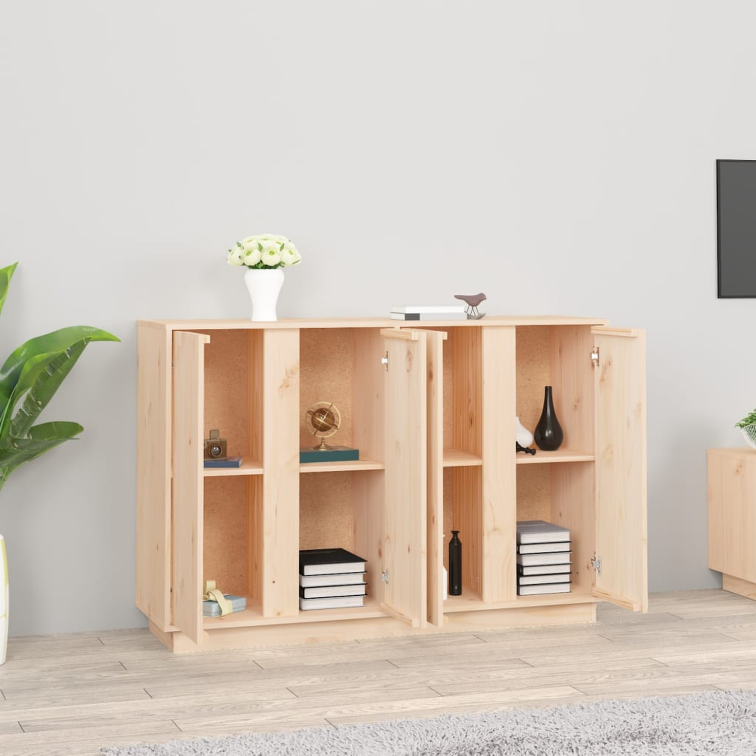 Holzschrank mit offenen Türen, der Regale mit Dekorationsgegenständen zeigt. Vase mit Blumen. Helles Interieur, Holzboden.