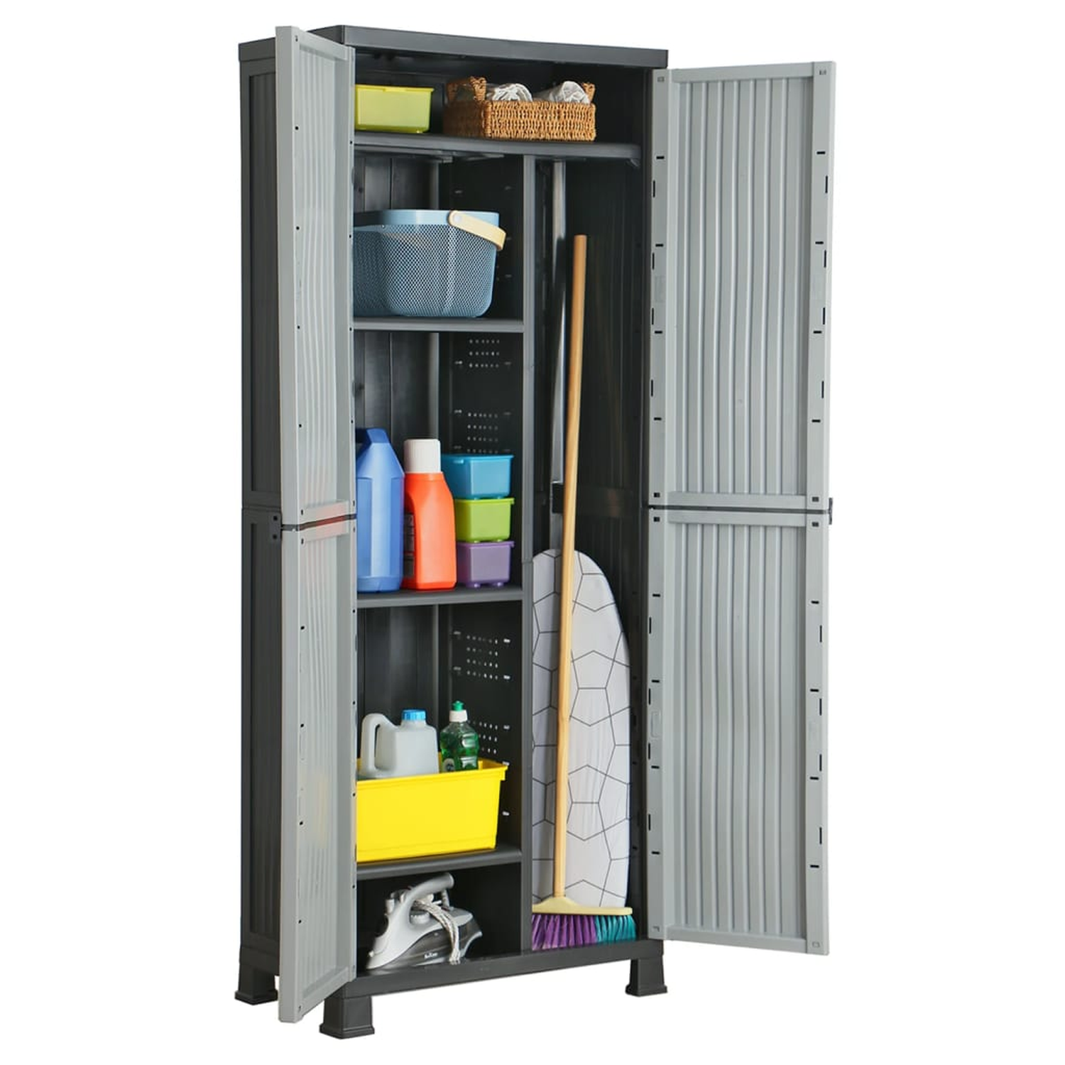Ein grau-schwarzer Kunststoffschrank mit offenen Türen, gefüllt mit Putzmitteln.