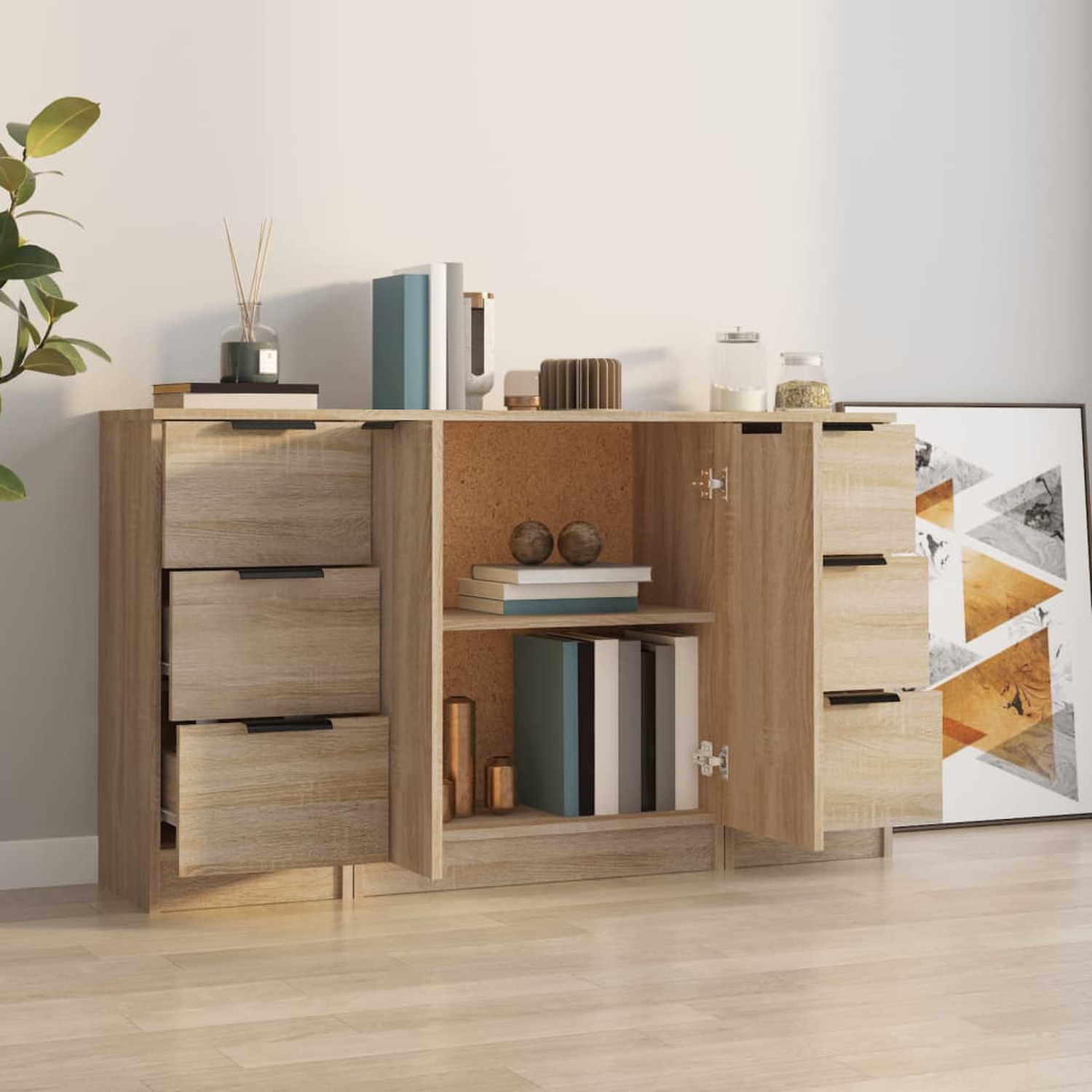 Ein helles Holzschrank mit geöffneten Schubladen und Türen, enthüllt Regale und Inhalt.