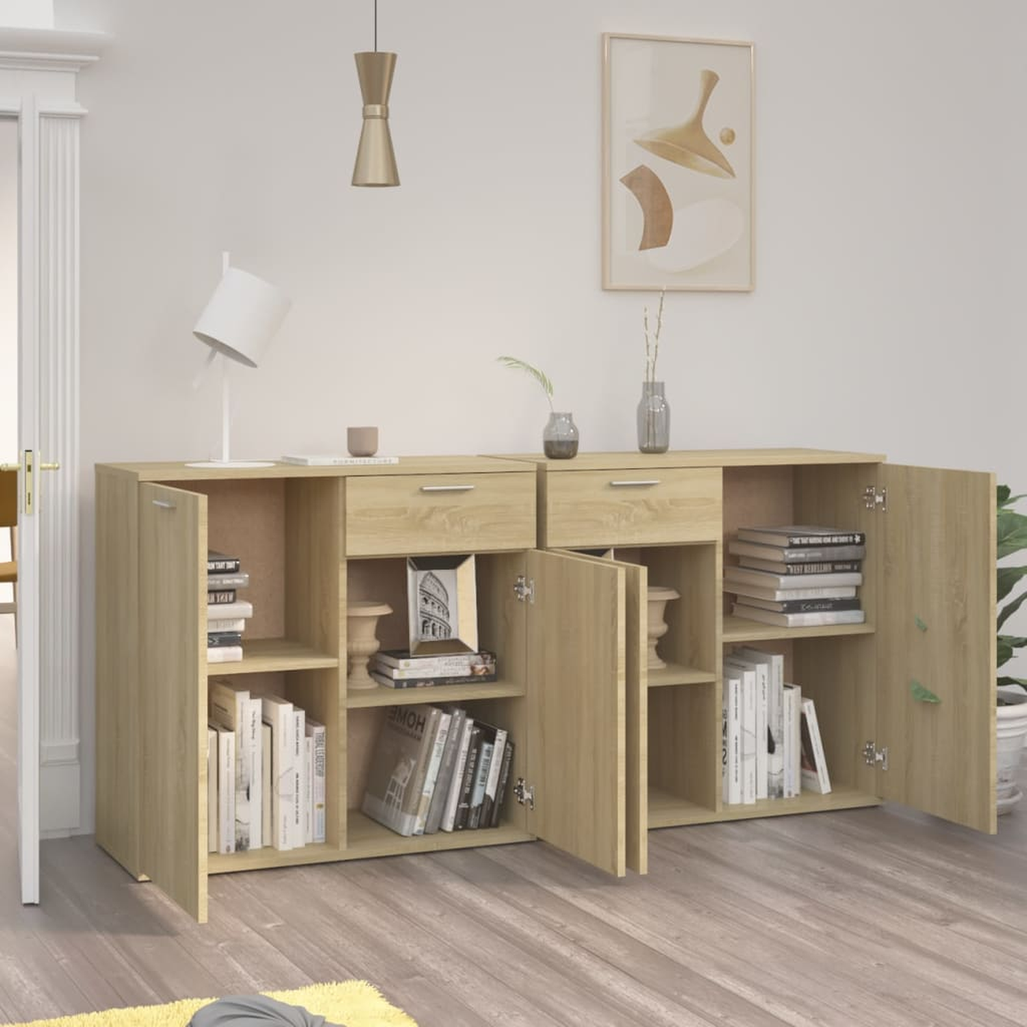 Holzschrank mit Schubladen und Türen. Bücher, Vasen und andere Gegenstände befinden sich auf dem Schrank.