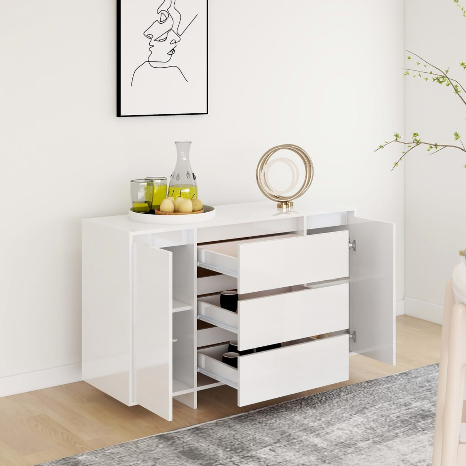 Ein weißer Schrank mit Schubladen, mit Spiegel, Deko und Kunstwerk an der Seite.