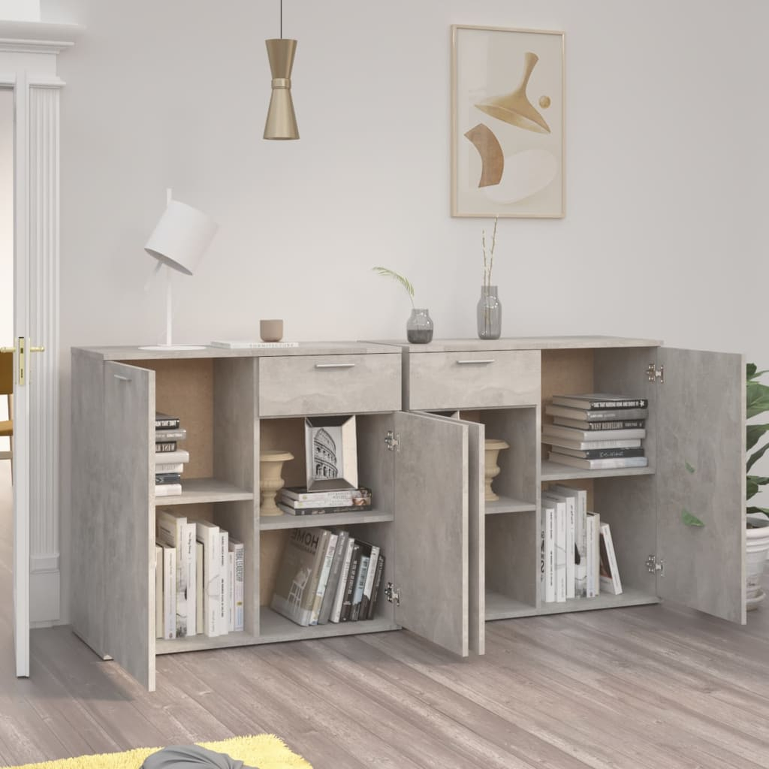 Hellgrauer Schrank mit Schubladen und offenen Türen, der Bücher zeigt. Weißer Hintergrund.