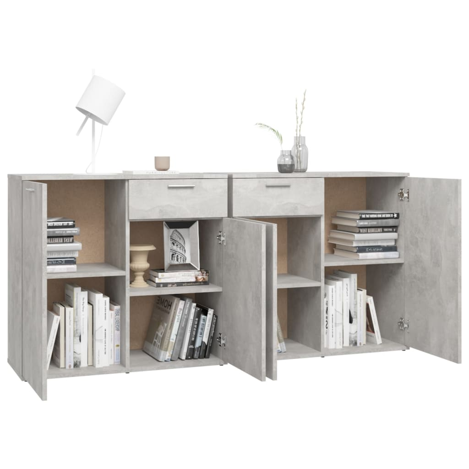 Ein grauer Schrank mit offenen Türen wird gezeigt. Bücher und Dekorationen stehen in den Regalen.