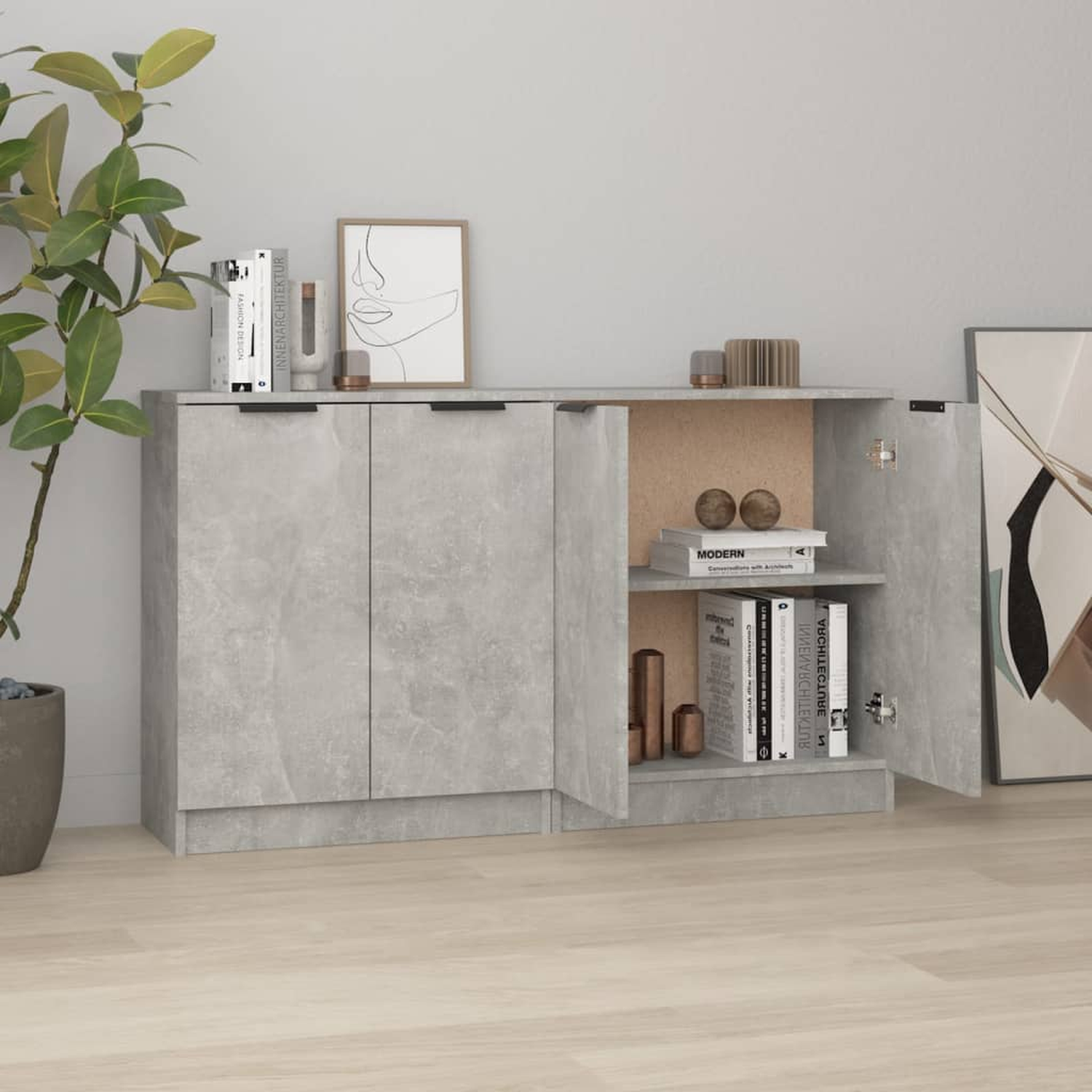 Grauer Schrank mit offener Tür, Büchern und Deko.