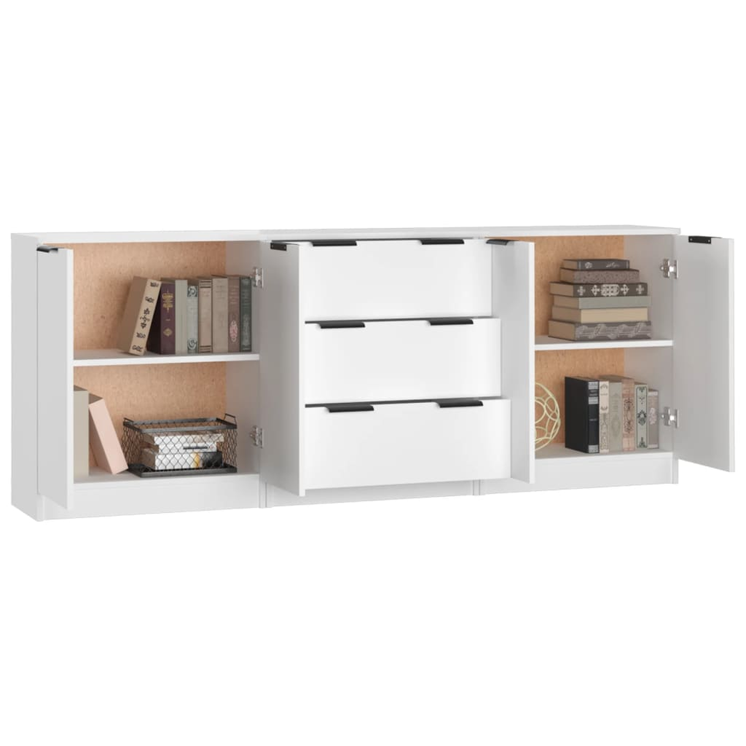 Weißer Schrank mit offenen Türen. Bücher und Dekorationsartikel sind sichtbar.