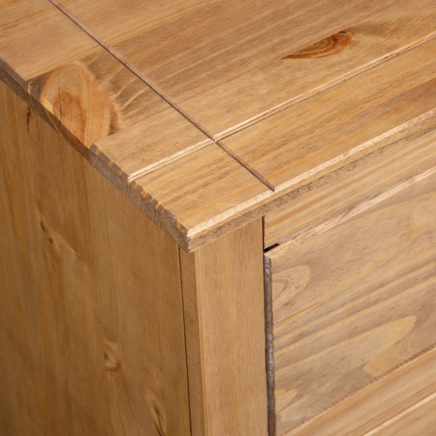 Nahaufnahme einer Holzkastenecke. Das Holz hat einen warmen Ton mit sichtbaren Maserungen.