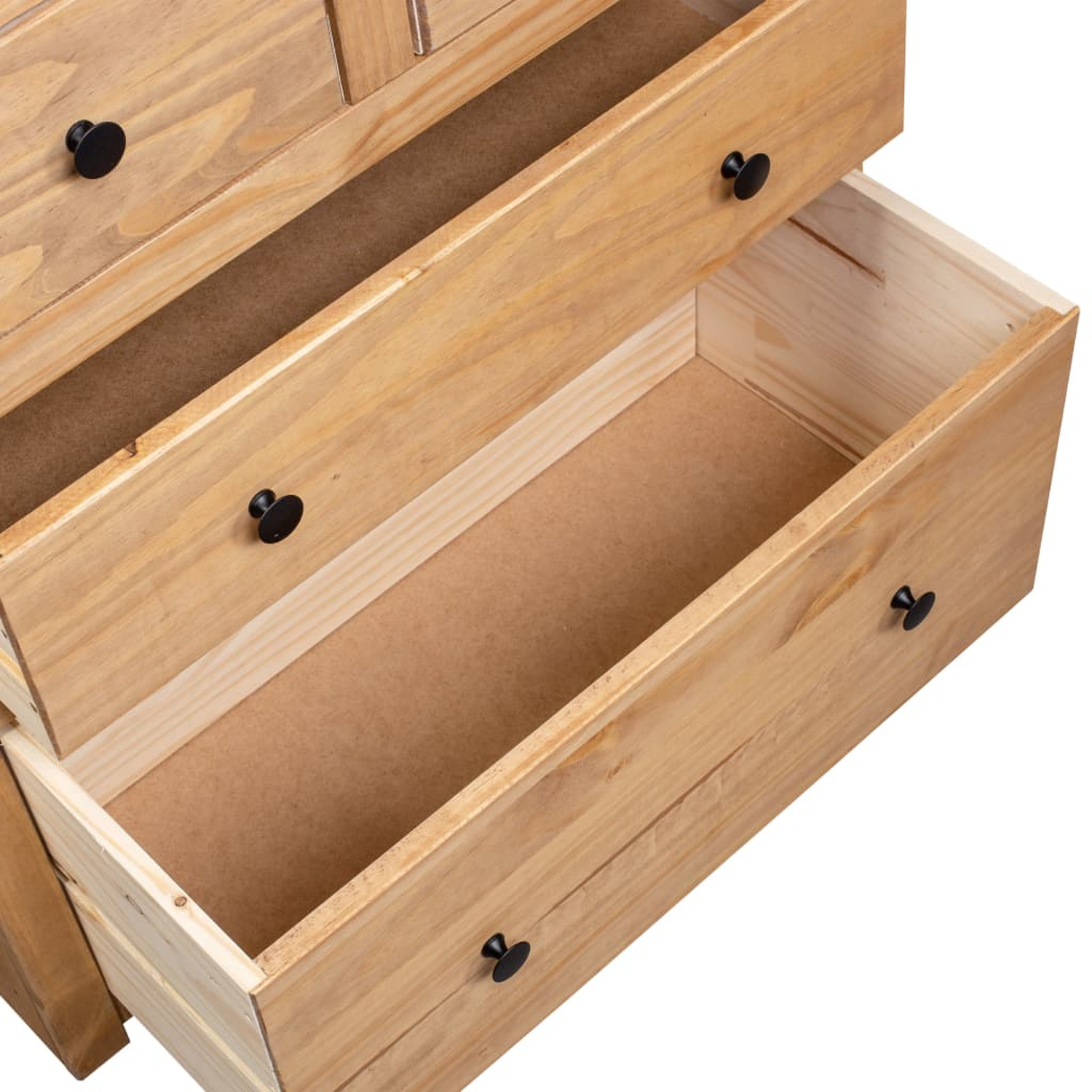 Geöffnete Holzschublade mit braunem Innenraum. Schublade hat schwarze Knöpfe.