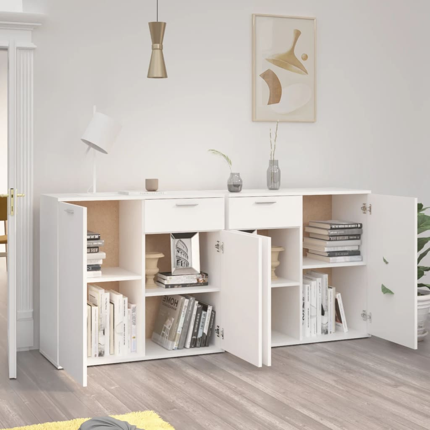 Ein weißer Schrank mit offenen Türen, der Innenregale mit Büchern und Dekoration freigibt.