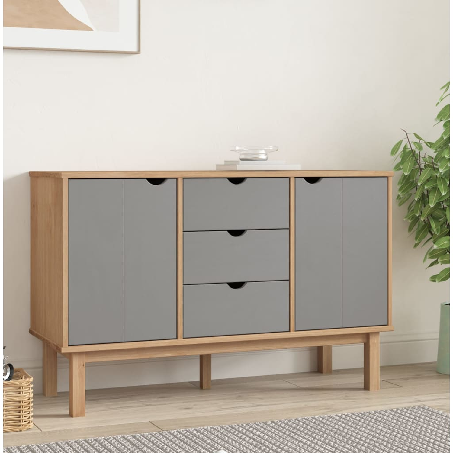Holzschrank mit drei Schubladen und zwei Türen. Er hat graue Türen und Schubladen. Der Schrank steht auf Beinen.