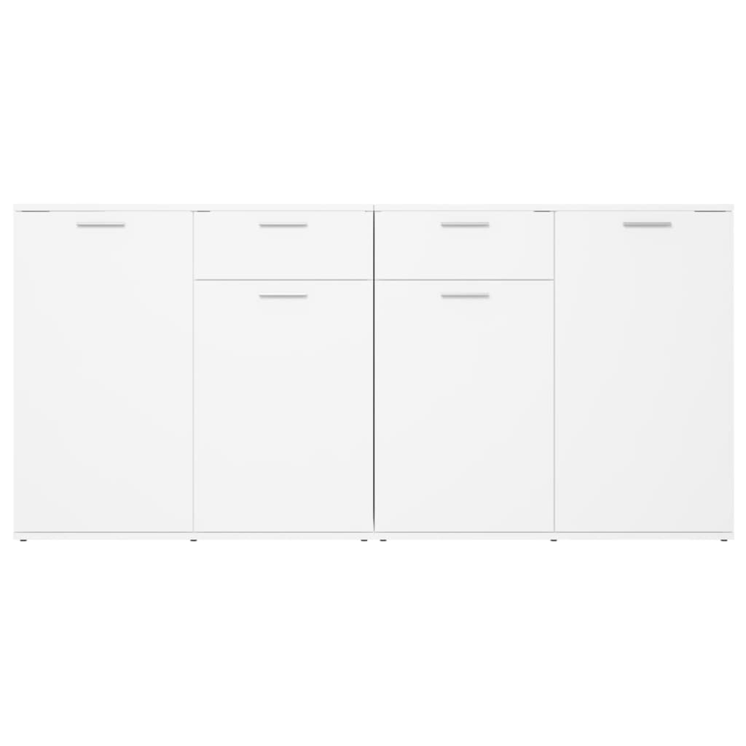Ein weißer, langer Schrank. Er hat Türen und Schubladen mit silbernen Griffen. Der Hintergrund ist schlicht weiß.