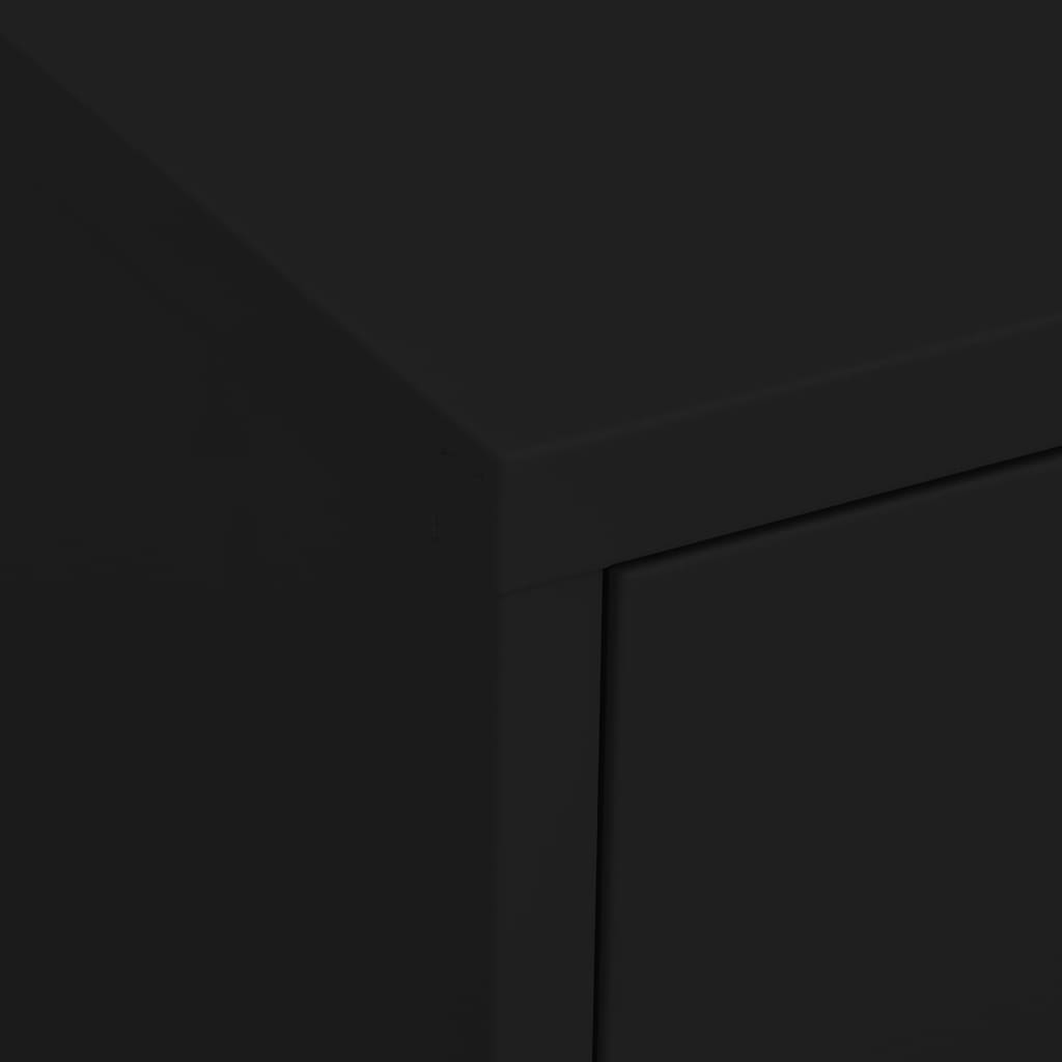 Nahaufnahme einer schwarzen Schrankecke. Der Schrank scheint aus Holz zu sein.