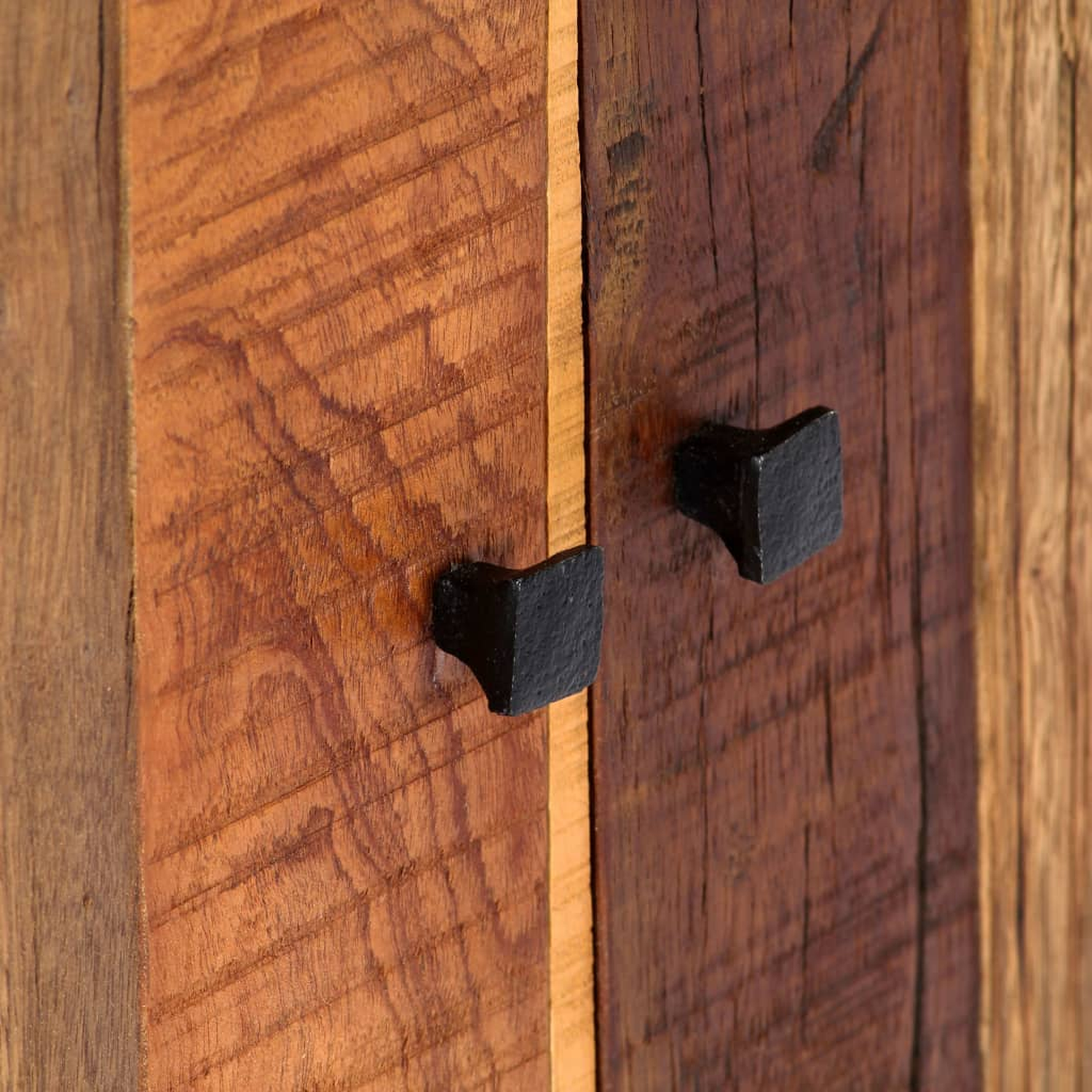 Holztür mit zwei schwarzen quadratischen Knöpfen.