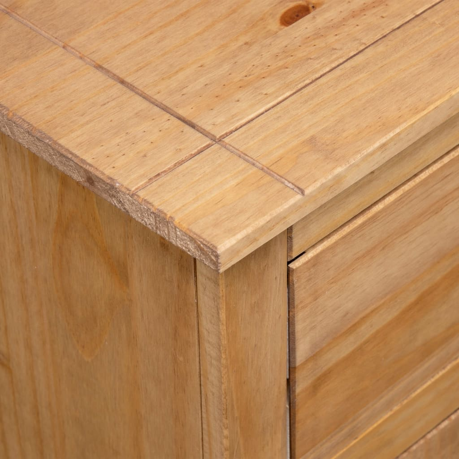 Nahaufnahme einer Holzkammodenecke, die die Holzmaserung und Konstruktionsdetails zeigt.