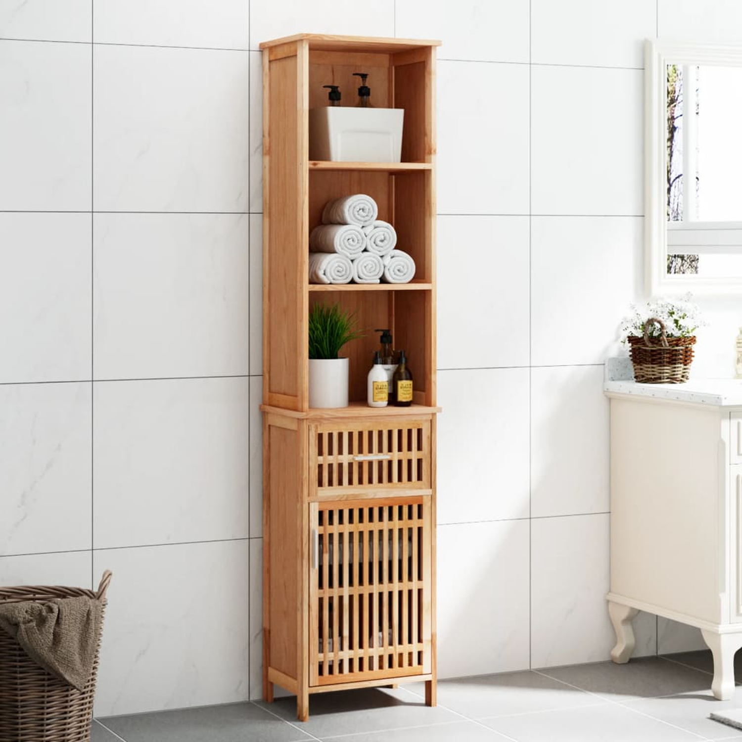 Hoher Holzschrank mit offenen Regalen, einer Schublade und einer Tür. Badezimmer-Einstellung.