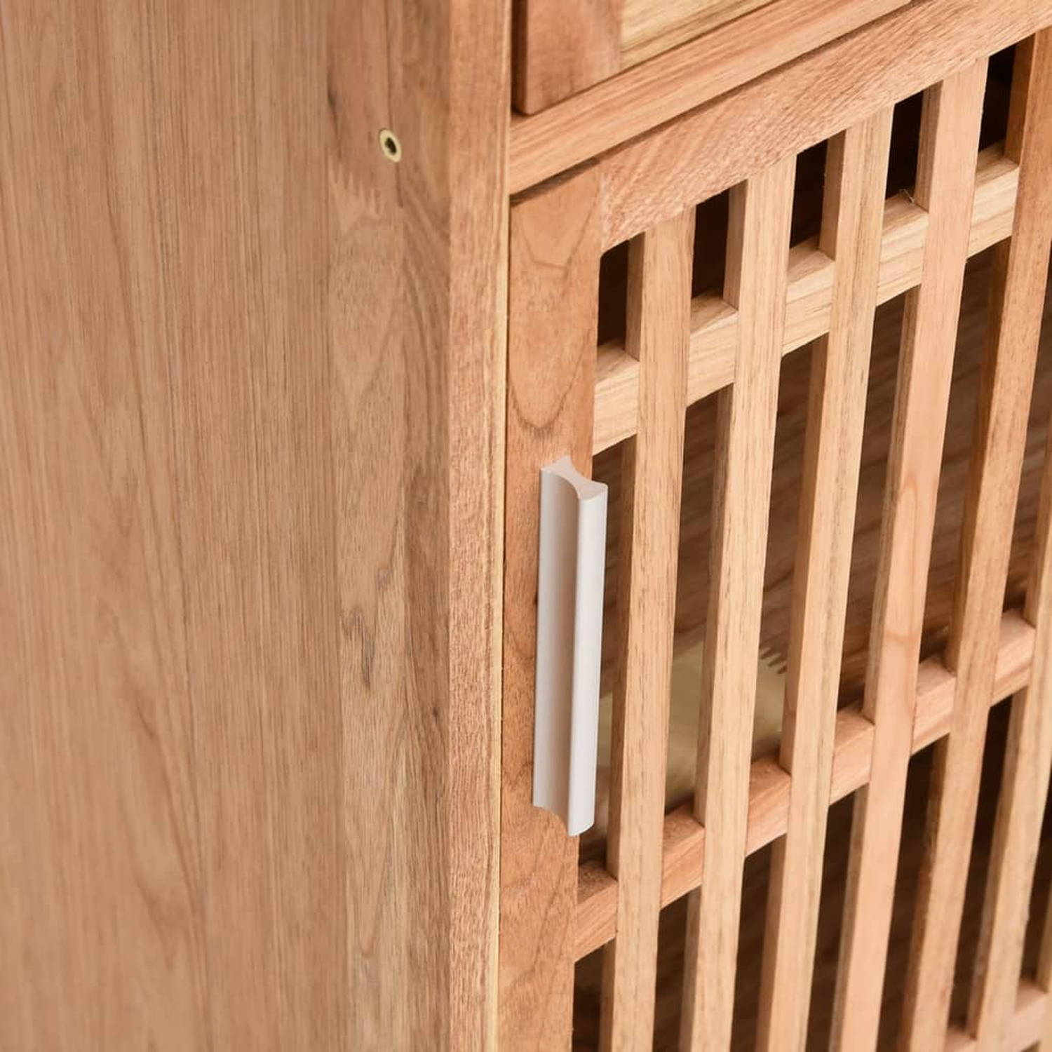 Holzschrank mit Griff und Gittertür, Nahaufnahme.