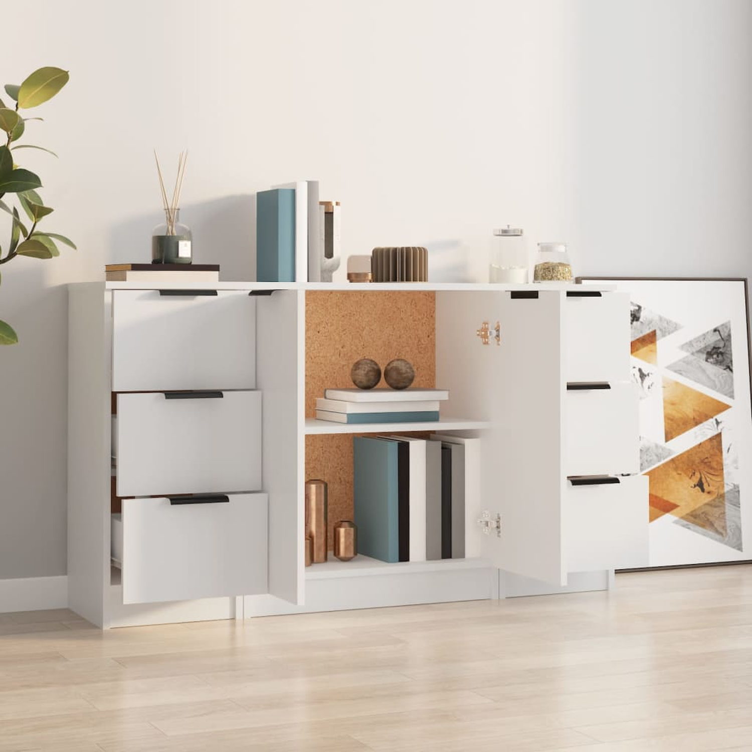 Ein hoher weißer Schrank mit schwarzen Beinen, schlichtes Design.