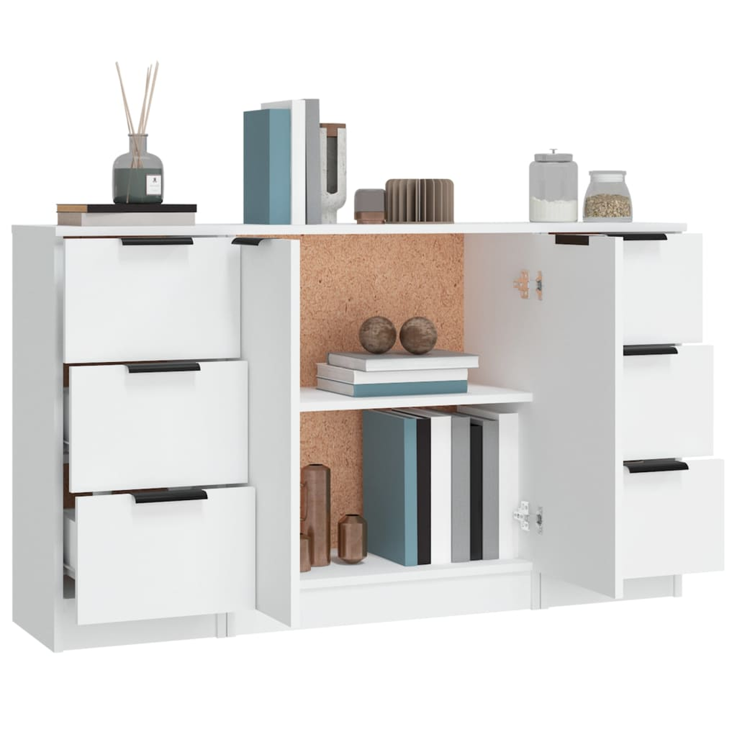 Weißer Schrank mit Schubladen und offenem Stauraum. Bücher und Dekorationen sind innen. Weißer Hintergrund.