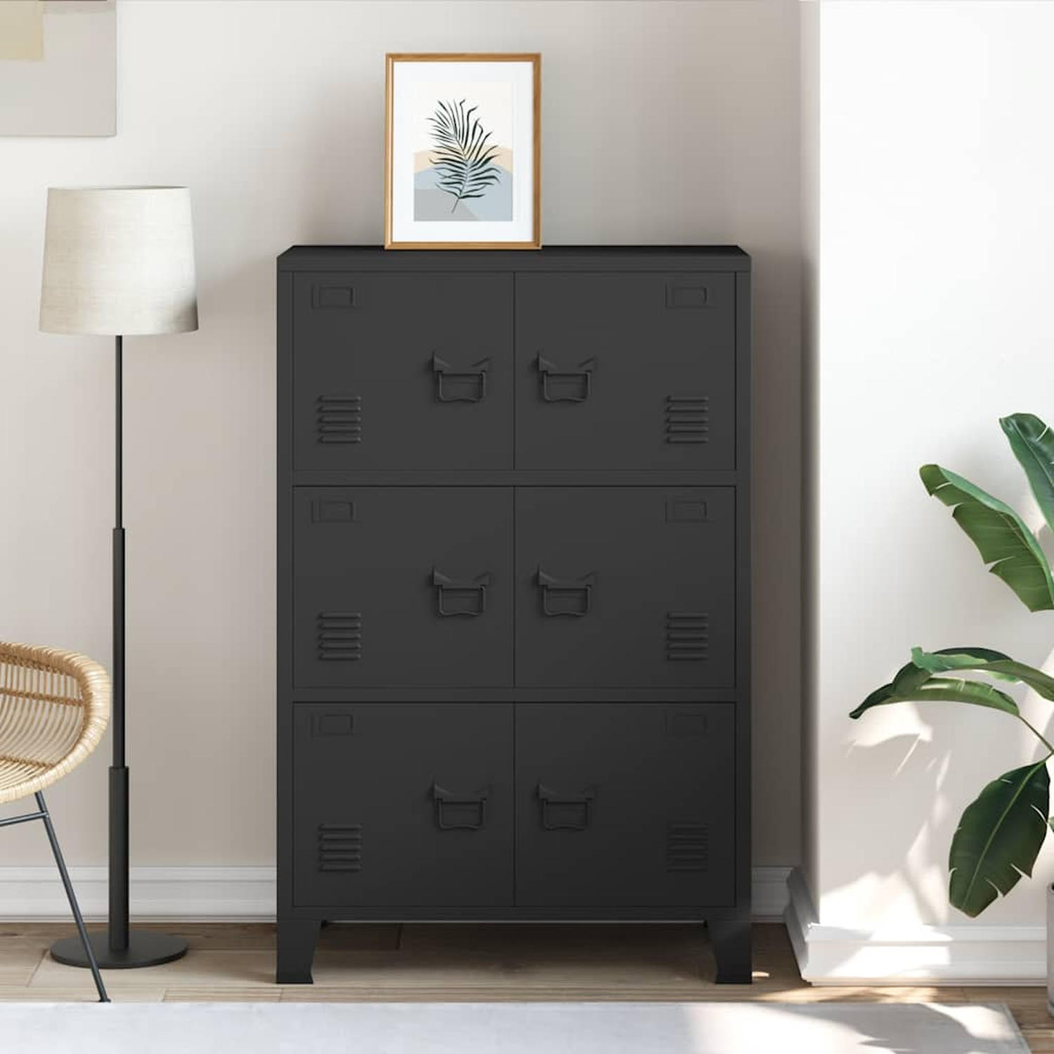 Schwarzer Metallschrank mit mehreren Türen. Eine Lampe und ein Bild oben, eine Pflanze an der Seite.