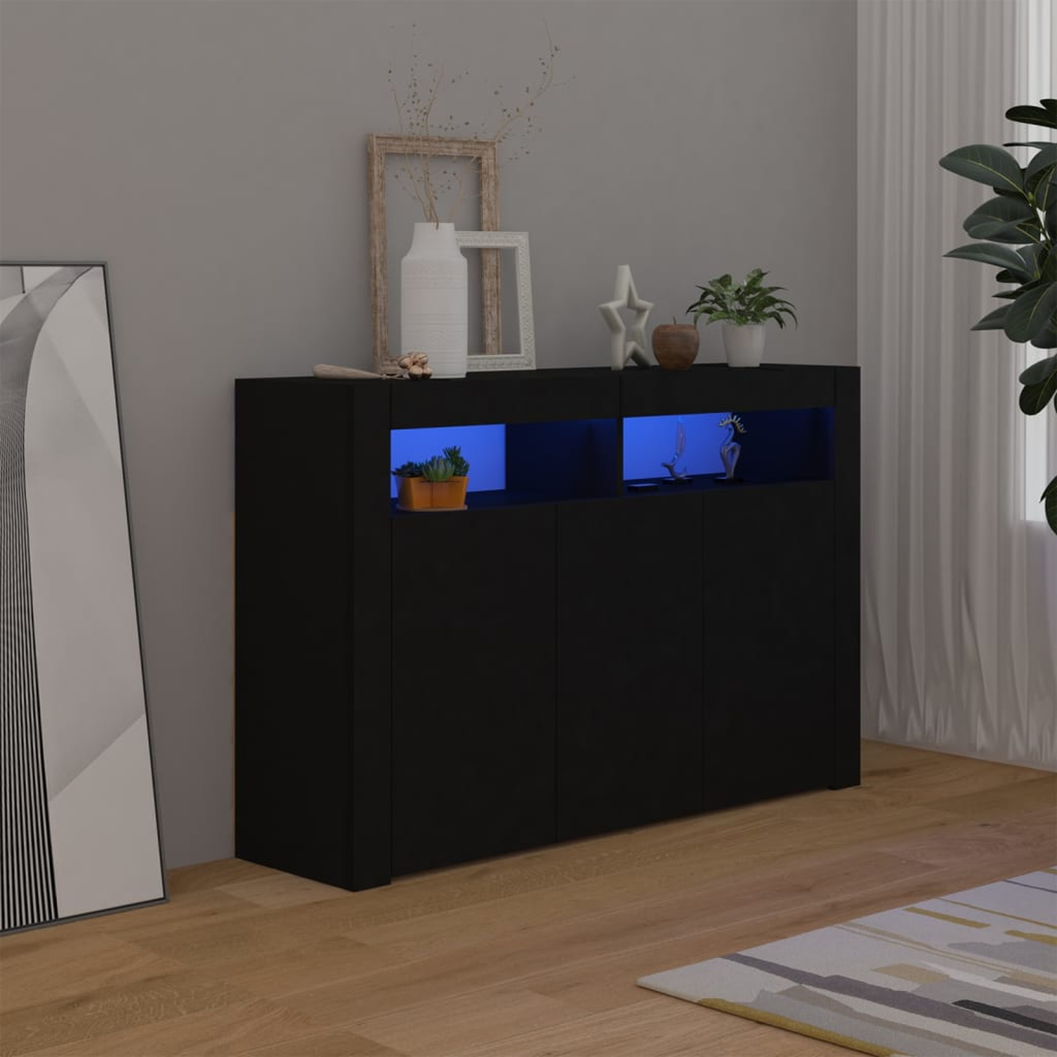 Schwarzer Schrank mit blauem Licht im Inneren, Regale mit Dekoration. Ein Gemälde und ein Teppich sind sichtbar.
