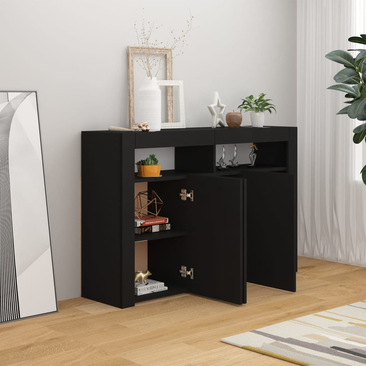 Schwarzer Schrank mit offenen Türen. Er hat Deko, Bücher und Pflanzen im Inneren.