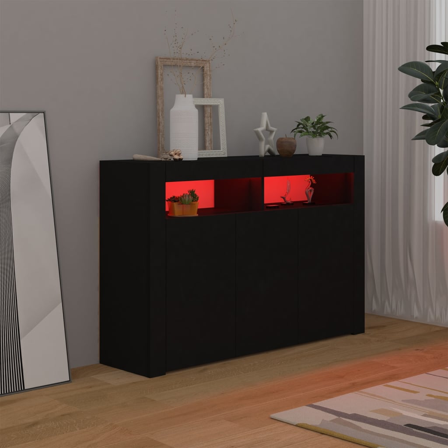 Ein schwarzer Schrank mit roter Innenbeleuchtung. Oben befinden sich Pflanzen und Dekorationen.