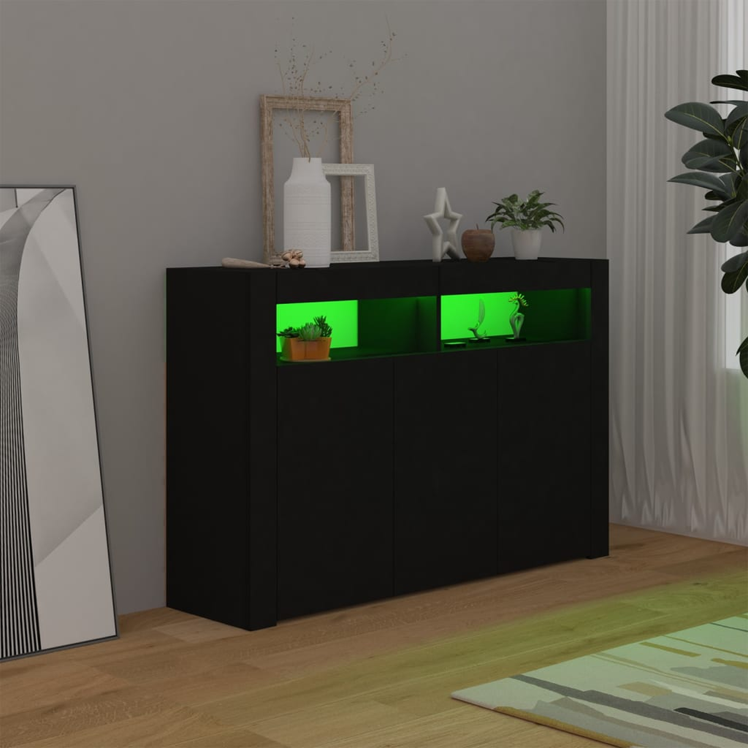 Schwarzer Schrank mit grünen Lichtern im Inneren. Ein Gemälde und Pflanzen sind ebenfalls im Bild.