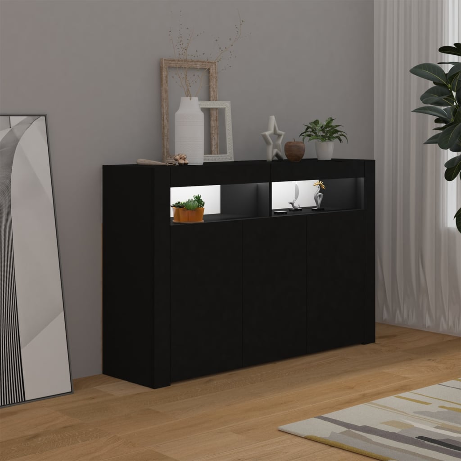 Schwarzer Schrank mit Lichtern. Pflanzen und Dekoration oben. Grauer Hintergrund.
