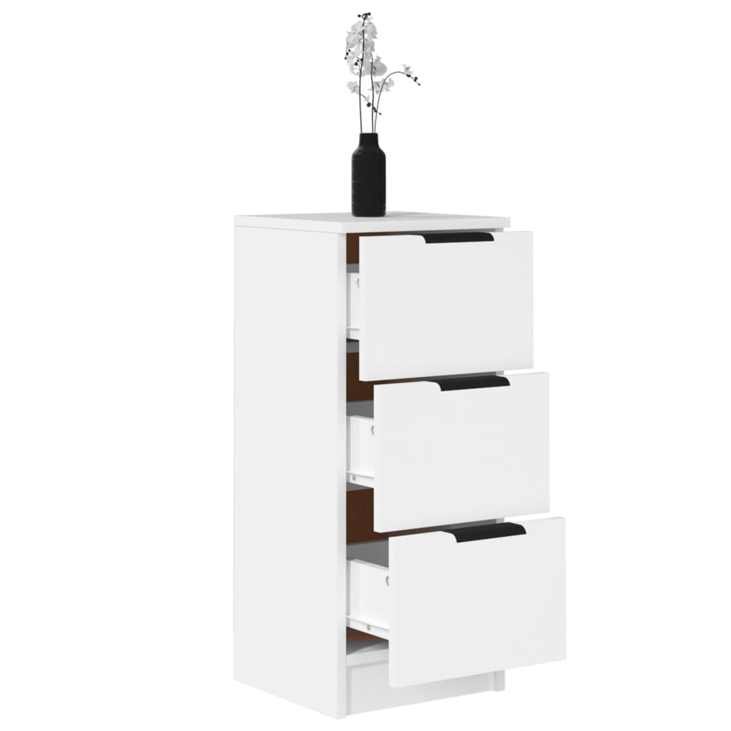 Weißer Schrank mit 3 Schubladen; schwarze Griffe, Vase mit Blumen.