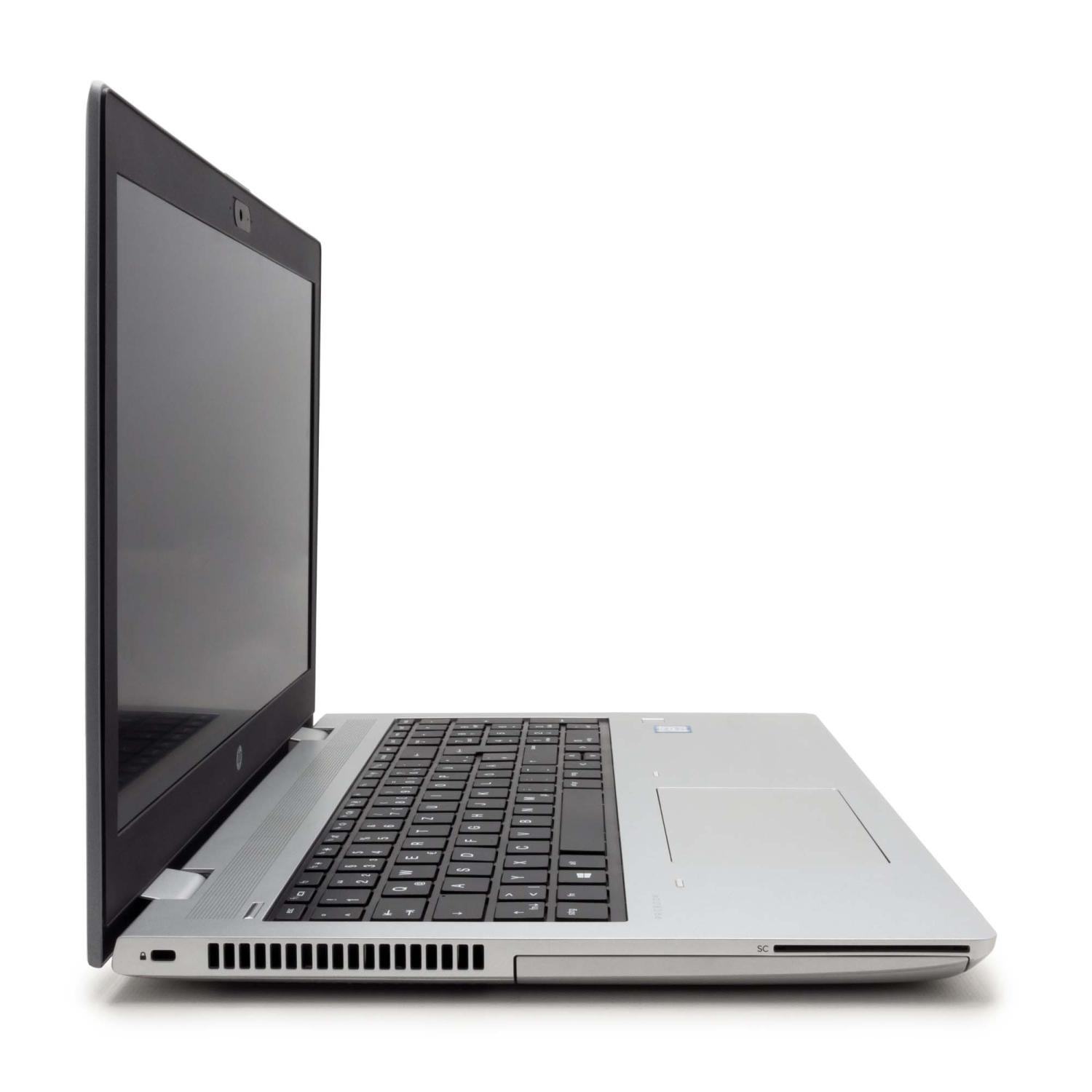 Silberner Laptop offen, Seitenansicht. Schwarzer Bildschirm und Tastatur. Weißer Hintergrund.