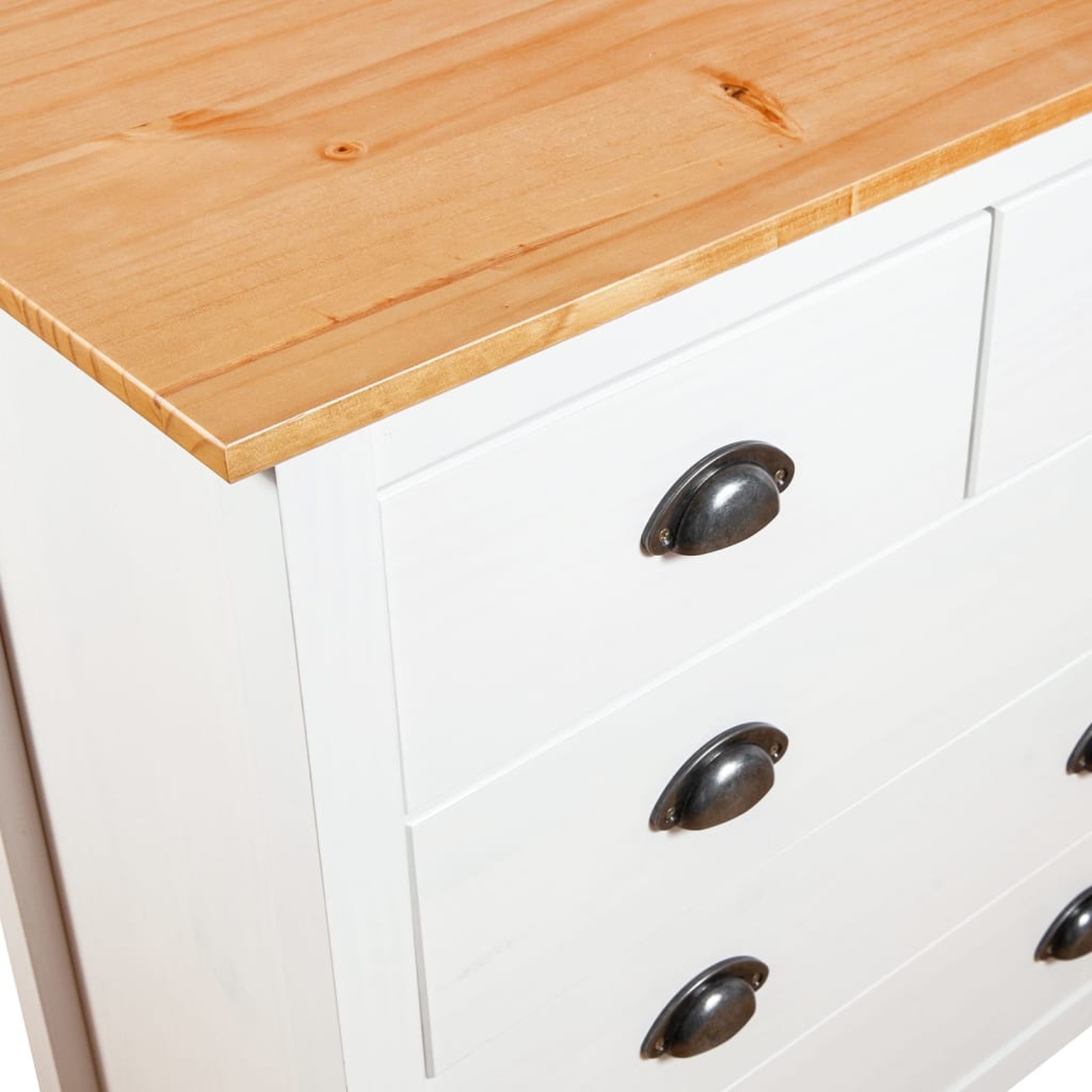 Nahaufnahme der Kommode mit weißen Schubladen, heller Holzplatte und Metallgriffen.