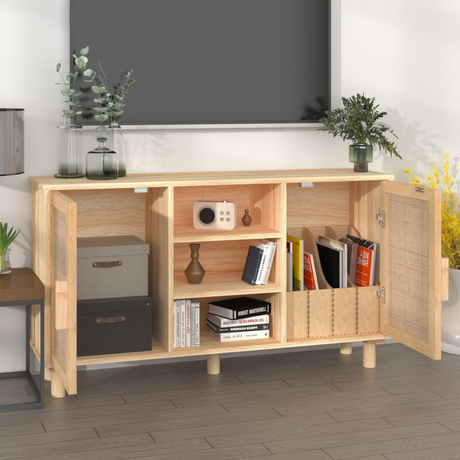 Holzschrank mit offenen Türen, der Regale und Gegenstände im Inneren zeigt.